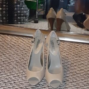Banana Republic Taupe/ Tan Color Heels